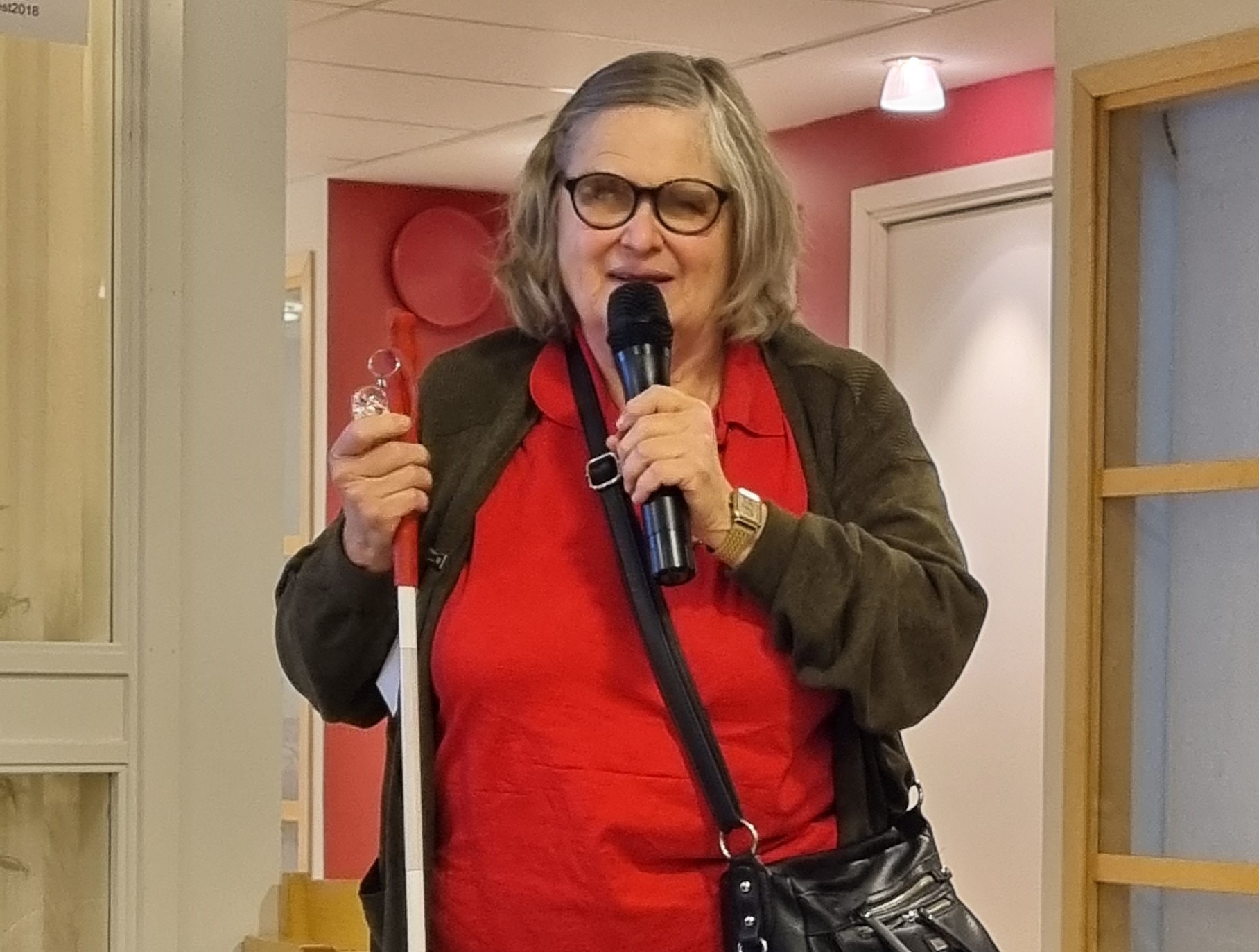 Anita Svenningsson håller tal. 